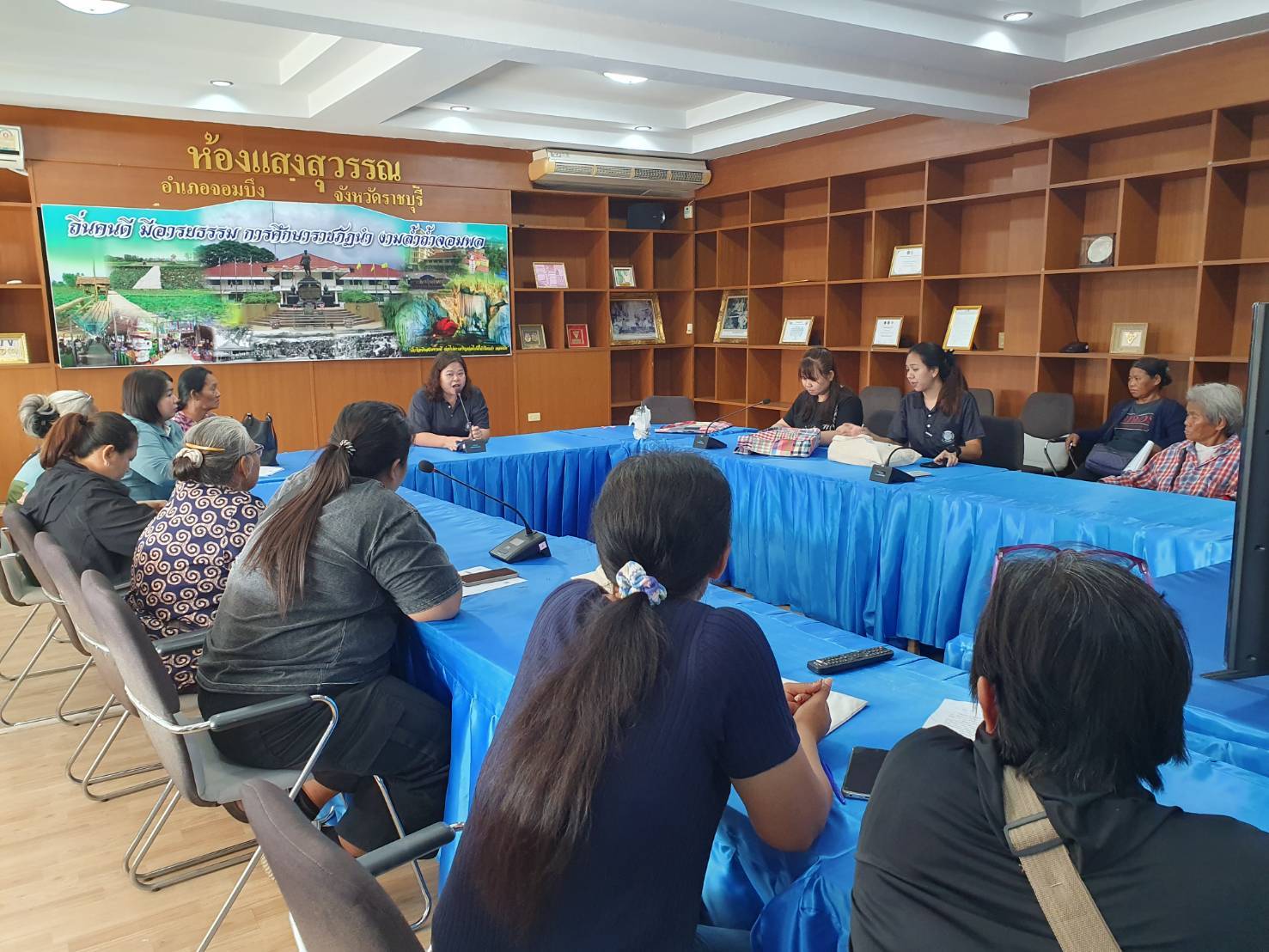 สพอ.จอมบึง ร่วมกับ สพจ.ราชบุรี จัดทำสัญญาโครงการขอรับการสนับสนุนเงินกองทุนพัฒนาบทบาทสตรีจังหวัดราชบุรี