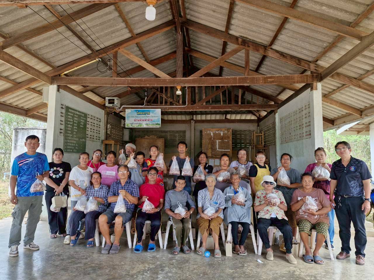 พช.จอมบึง : ดำเนินงานโครงการส่งเสริมประชาชนเป้าหมายเข้าถึงแหล่งทุน