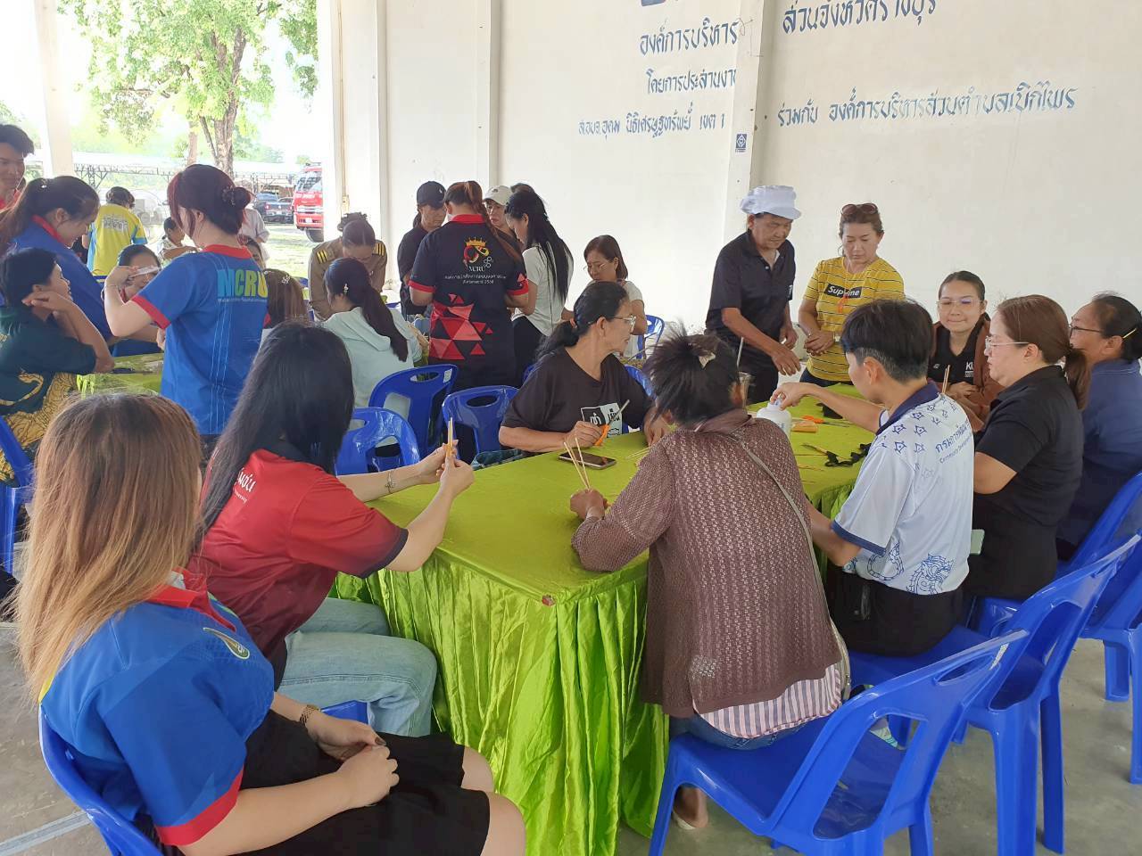 สพอ.จอมบึง ร่วมกิจกรรมการประดิษฐ์ “ดอกไม้แห่งความจงรักภักดี ถวายพระพันปีหลวง”