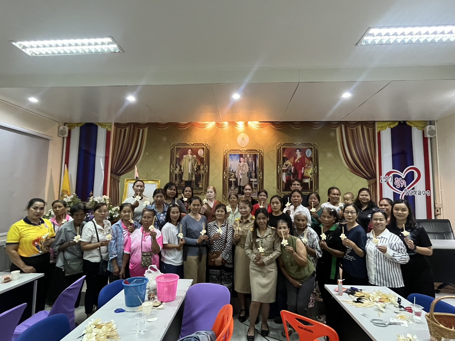 สพอ.จอมบึง ร่วมกิจกรรมการประดิษฐ์ “ดอกไม้แห่งความจงรักภักดี ถวายพระพันปีหลวง”