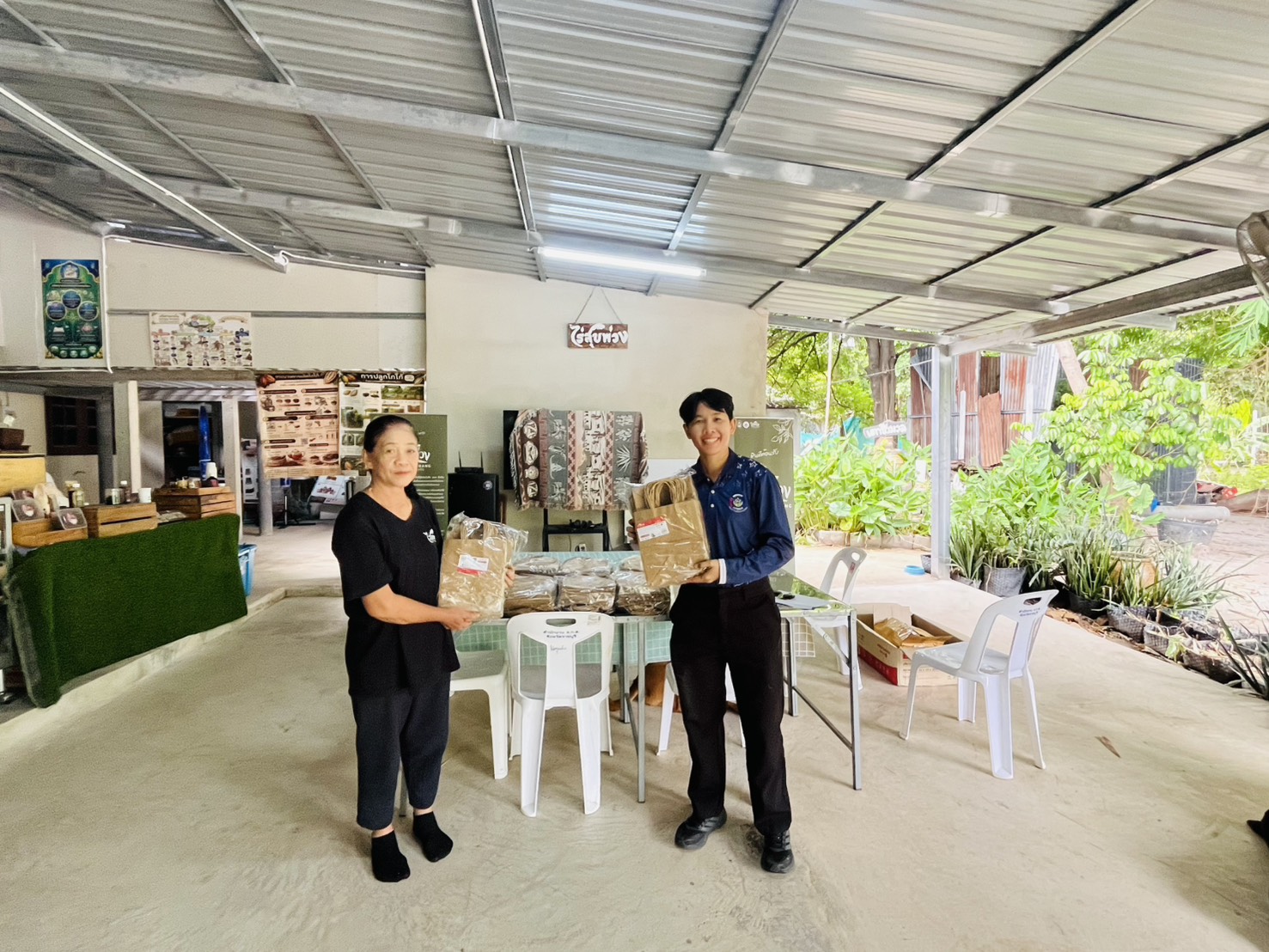 สพอ.จอมบึง : ติดตามการดำเนินงานกลุ่ม OTOP และส่งมอบวัสดุโครงการตลาดนัดคนไทยยิ้มได้