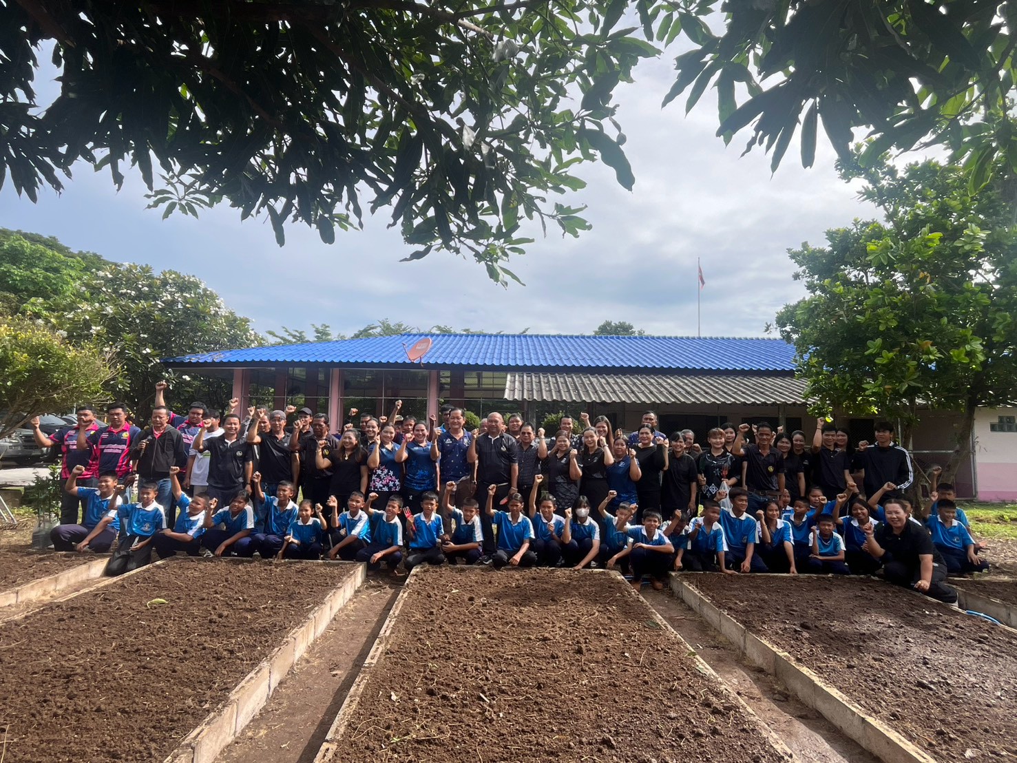 สพอ.จอมบึง : ดำเนินงานโครงการสนับสนุนการขับเคลื่อนกิจกรรมตามแผนพัฒนาตำบล (กิจกรรมปลูกผักสวนครัวและไม้ผลสร้างความมั่นคงทางอาหาร)