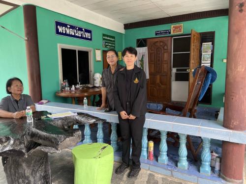 พช.จอมบึง : ติดตามผู้ผลิตผู้ประกอบการ OTOP และประชาสัมพันธ์โครงการ"คนละครึ่งพลัส"